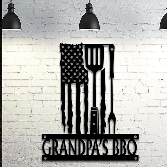 Custom Grandpa’s BBQ Metal Sign, American Flag BBQ Tools Wall Art, Personalized Outdoor Grill Sign for Patio, Backyard, Kitchen, Man Cave, Unique BBQ Gift for Grandpa, Dad, Husband