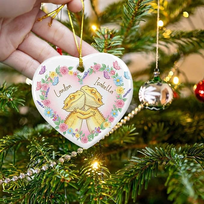 Bearded Dragon Couple Hugging Ornament 2025, Custom Names Lizard Couple Ceramic Ornament for Dating Newlyweds, Personalized Cute Couples Bearded Dragon with Floral Ornaments Xmas