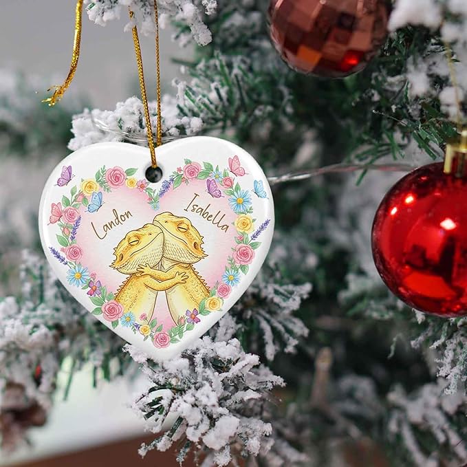 Bearded Dragon Couple Hugging Ornament 2025, Custom Names Lizard Couple Ceramic Ornament for Dating Newlyweds, Personalized Cute Couples Bearded Dragon with Floral Ornaments Xmas