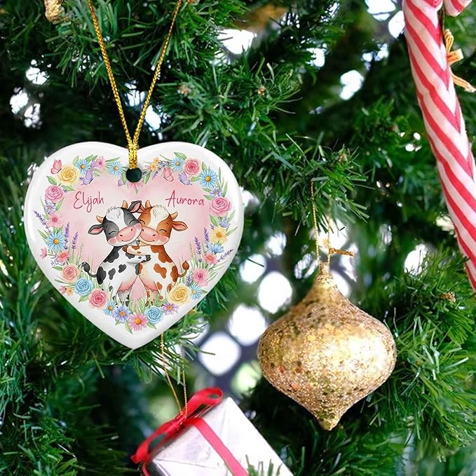 Cute Cow Couple Ornament Christmas for Mariage Anniversary, Custom Names Farm Couple Ceramic Ornament Xmas, Floral with Cow Keepsake Gift for Grandma Grandpa, Personalized Newlywed 2025 Ornaments