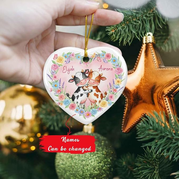 Cute Cow Couple Ornament Christmas for Mariage Anniversary, Custom Names Farm Couple Ceramic Ornament Xmas, Floral with Cow Keepsake Gift for Grandma Grandpa, Personalized Newlywed 2025 Ornaments