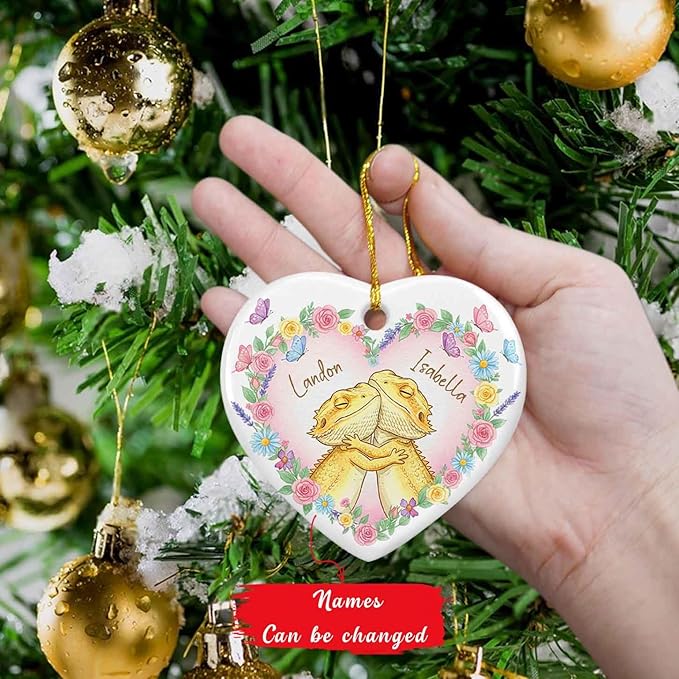 Bearded Dragon Couple Hugging Ornament 2025, Custom Names Lizard Couple Ceramic Ornament for Dating Newlyweds, Personalized Cute Couples Bearded Dragon with Floral Ornaments Xmas