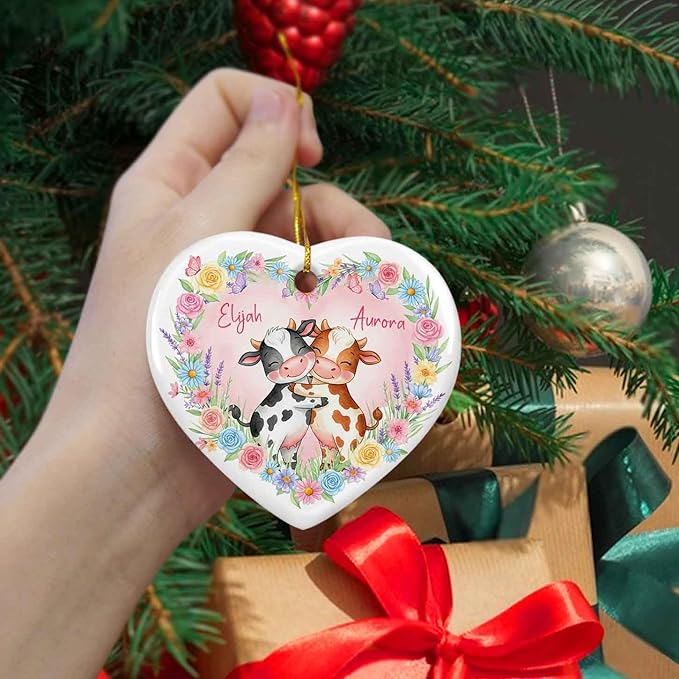 Cute Cow Couple Ornament Christmas for Mariage Anniversary, Custom Names Farm Couple Ceramic Ornament Xmas, Floral with Cow Keepsake Gift for Grandma Grandpa, Personalized Newlywed 2025 Ornaments